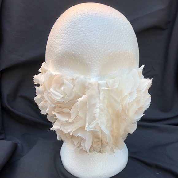 Cream floral mask - Picture 3 of 3